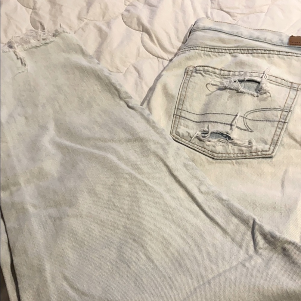 American Eagle Mom Jean light acid wash distressed